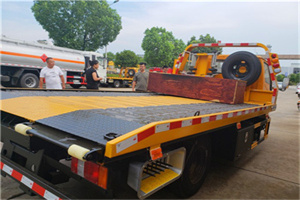 礼士路附近拖车电话号码服务